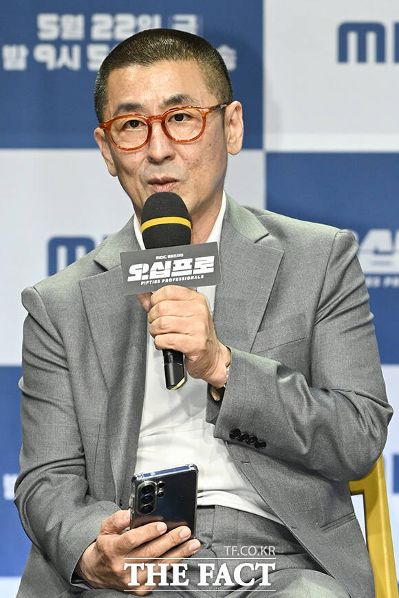 한동화 감독과 배우 이학주, 허성태, 오정세, 신하균, 김신록(왼쪽부터)이 포즈를 취하고 있다.