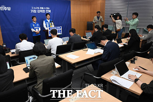 이원택 더불어민주당 전북특별자치도지사 후보가 21일 오후 전북도 전주 완산구 전북특별자치도의회에서 열린 기자회견에 참석해 공약발표를 한 뒤 취재진의 질의에 답변하고 있다. /전주=김성렬 기자