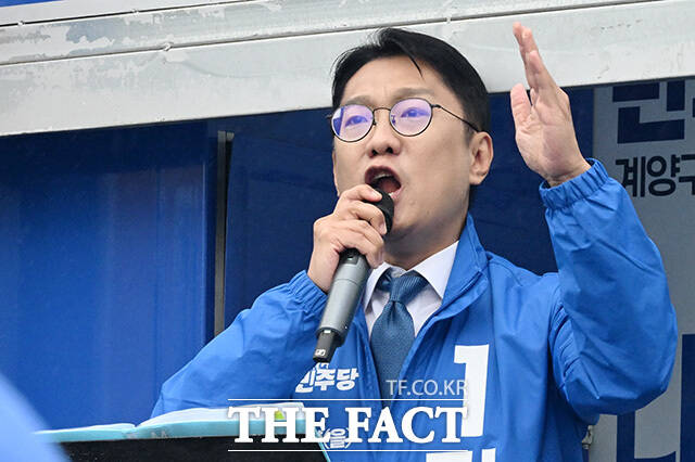 박형우 더불어민주당 계양구청장 후보 및 시·구의원 후보들과 합동 출정식 갖고 기념촬영하는 김남준 더불어민주당 계양을 재보궐선거 후보(위쪽 가운데).