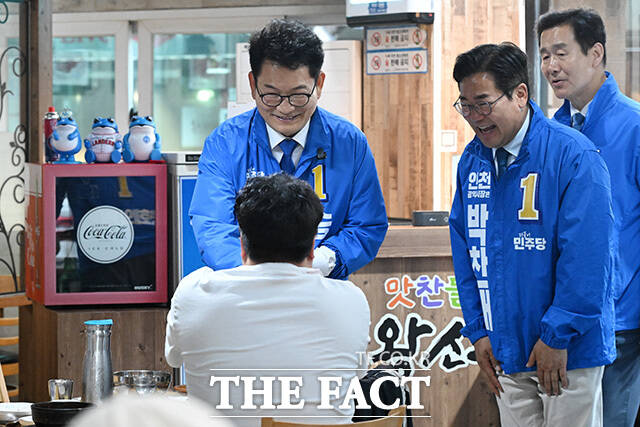 연수구 맛고을길 일대를 돌며 시민들에게 인사하는 더불어민주당 정지열 연수구청장 후보와 박찬대 인천시장 후보, 송영길 연수구갑 재보궐선거 후보(왼쪽부터).