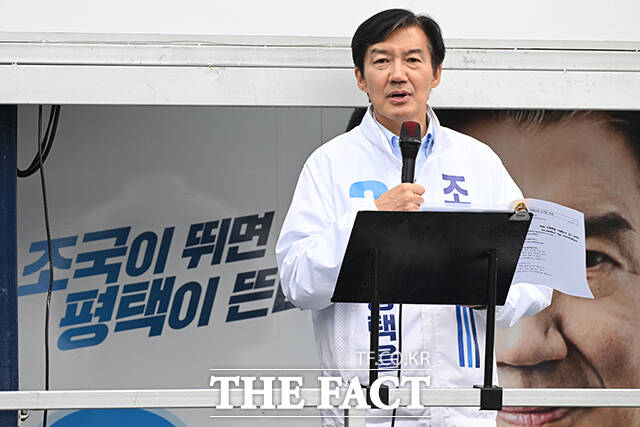 유세 발언에 앞서 운전자들에게 인사하며 악수 청하는 조국 후보.