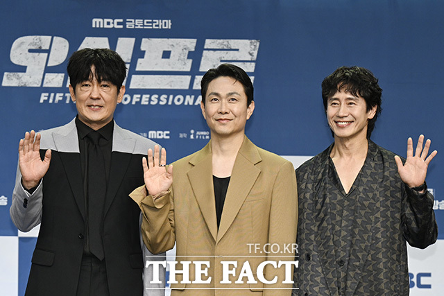 세 주연 배우가 손을 흔들고 있다.
