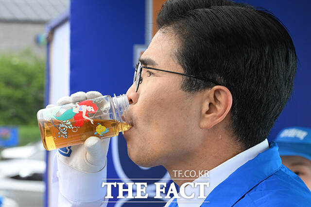 이원택 더불어민주당 전북특별자치도지사 후보가 21일 오전 전주 덕진구 가련광장 사거리에서 출정식을 열고 지지를 호소하고 있다. /전주=김성렬 기자