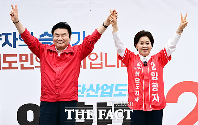 양향자 국민의힘 경기도지사 후보가 6.3 지방선거 공식선거운동 첫날인 21일 오후 경기 수원시 팔달구 남문시장 입구에서 열린 출정식 및 집중유세에 참석해 지지를 호소하고 있다. /수원=임영무 기자