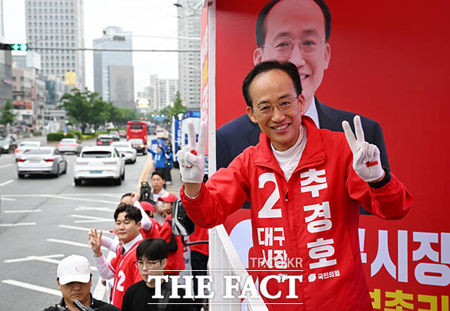 추경호 국민의힘 대구시장 후보가 21일 오전 대구 중구 반원당사거리에서 시민들에게 아침 인사를 하고 있다. /대구=박헌우 기자