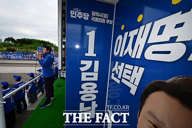 김용남 더불어민주당 평택을 국회의원 재선거 후보와 최원용 민주당 평택시장 후보를 비롯한 시·도 의원 후보들이 손을 맞잡고 인사하고 있다.