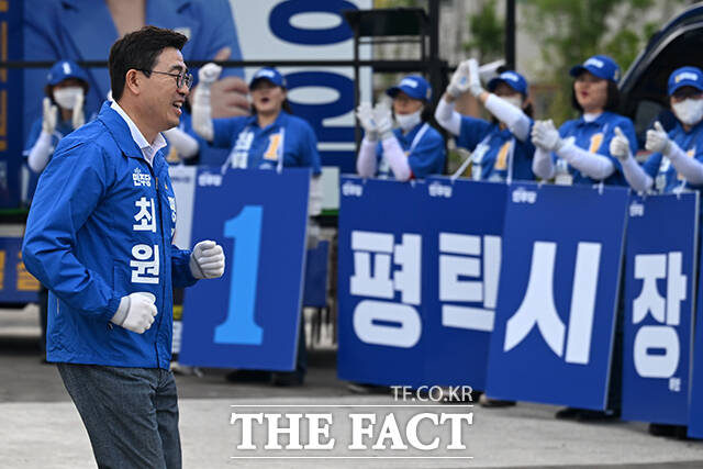 김용남 더불어민주당 평택을 국회의원 재선거 후보와 최원용 민주당 평택시장 후보를 비롯한 시·도 의원 후보들이 손을 맞잡고 인사하고 있다.