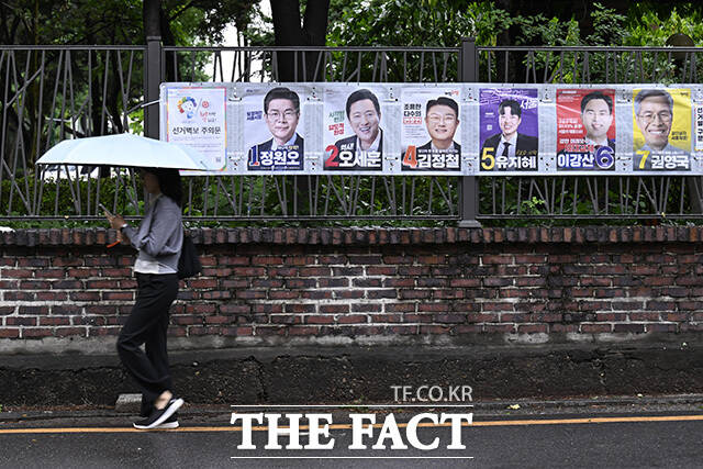 정원오 더불어민주당 서울시장 후보와 오세훈 국민의힘 서울시장 후보의 벽보가 부착되고 있다.