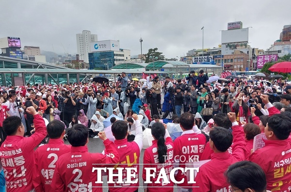 이장우 국민의힘 대전시장 후보를 비롯한 대전 지역 5개 구청장 후보와 시구의원 후보들이 21일 대전역에서 대규모 출정식을 가졌다. /선치영 기자