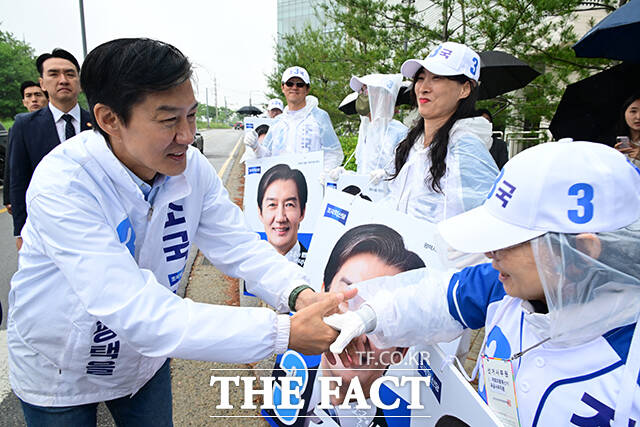 조국 조국혁신당 평택을 국회의원 재선거 후보가 21일 오전 경기 평택시 고덕면 KTX 경기남부역사 예정 부지에서 열린 공식선거운동 출정식에서 지지를 호소하고 있다. /평택=남윤호 기자