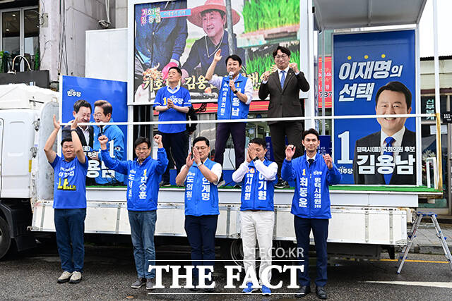 김용남 후보가 유세차에서 지지를 호소하고 있다.