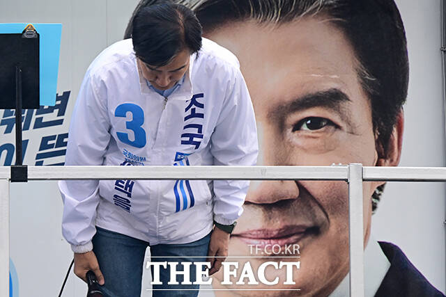 조국 조국혁신당 평택을 국회의원 재선거 후보가 21일 오전 경기 평택시 고덕면 KTX 경기남부역사 예정 부지에서 열린 공식선거운동 출정식에서 지지를 호소하고 있다. /평택=남윤호 기자