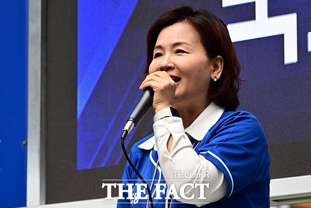 이수진 더불어민주당 의원(왼쪽)이 6.3 지방선거 공식선거운동 첫날인 21일 오전 경기 성남시 분당 서현역 앞에서 열린 추미애 후보 출정식에서 참석해 지지를 호소하고 있다. /성남=임영무 기자