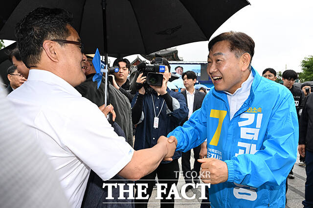 김관영 무소속 전북특별자치도지사 후보가 21일 오전 전주 완산구 풍남문 광장에서 열린 출정식에 참석해 지지를 호소하고 있다. /전주=김성렬 기자