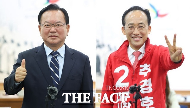 김부겸 더불어민주당 대구시장 후보(왼쪽)와 추경호 국민의힘 대구시장 후보가 지난 14일 대구시선관위에서 후보 등록을 마친 뒤 기념 촬영을 하고 있다. /뉴시스