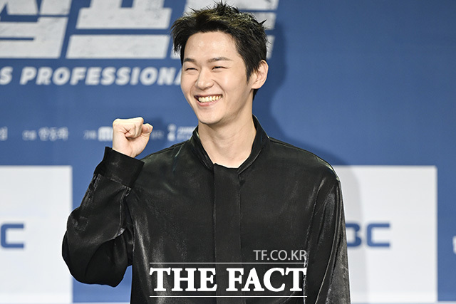 한동화 감독과 배우 이학주, 허성태, 오정세, 신하균, 김신록(왼쪽부터)이 포즈를 취하고 있다.
