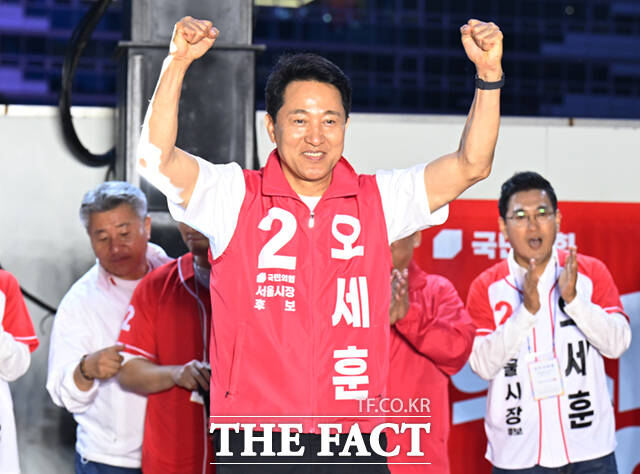 오세훈 국민의힘 서울시장 후보(오른쪽)와 유승민 전 의원이 제9회 전국동시지방선거 공식 선거운동 첫날인 21일 오후 서울 중구 청계광장에서 열린 출정식에서 손을 맞잡고 있다.