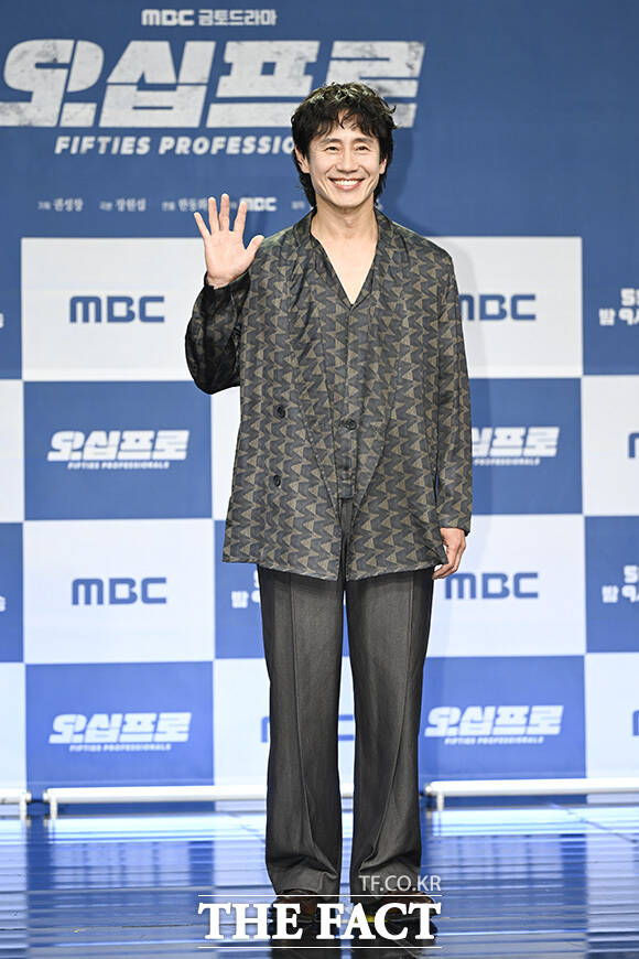 한동화 감독과 배우 이학주, 허성태, 오정세, 신하균, 김신록(왼쪽부터)이 포즈를 취하고 있다.