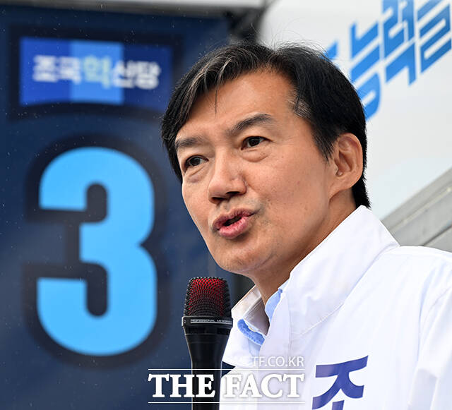 유세 발언에 앞서 운전자들에게 인사하며 악수 청하는 조국 후보.
