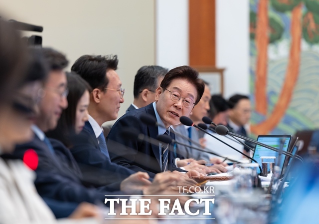 이재명 대통령은 21일 오후 서울 돈의동 쪽방촌을 방문해 관계자와 주민들의 의견을 청취했다. 이 대통령이 20일 청와대에서 주재한 제22회 국무회의 겸 제9차 비상경제점검회의에서 발언하고 있다. /청와대