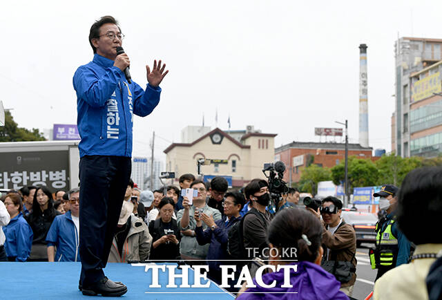 전재수 더불어민주당 부산시장 후보가 21일 오후 부산 진구 부전역에서 출정식을 열고 지지를 호소하고 있다. /부산=박상민 기자