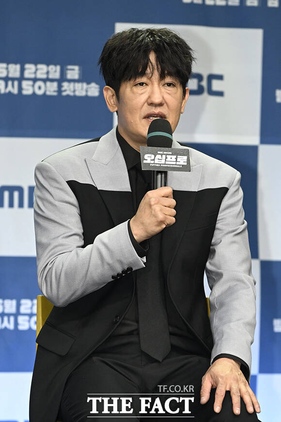 한동화 감독과 배우 이학주, 허성태, 오정세, 신하균, 김신록(왼쪽부터)이 포즈를 취하고 있다.