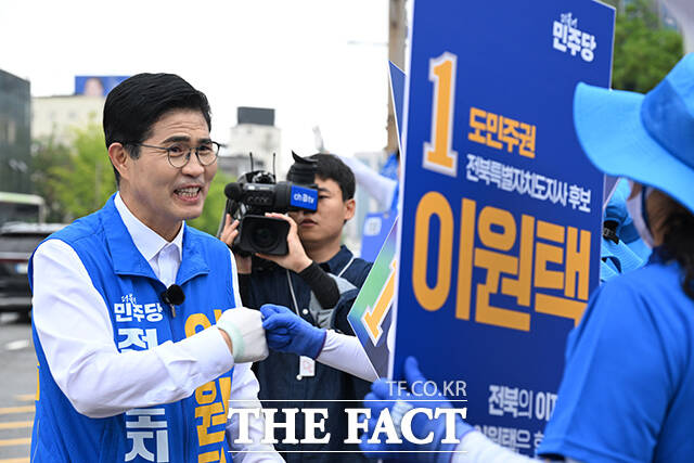 이원택 더불어민주당 전북특별자치도지사 후보가 21일 오전 전주 덕진구 가련광장 사거리에서 시민들을 향해 인사하고 있다. /전주=김성렬 기자