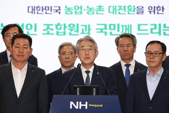 강호동 농협중앙회 회장(가운데)이 21일 서울 중구 농협중앙회 본관에서 '농업인 조합원과 국민께 드리는 글'을 발표하고 있다. /농협중앙회