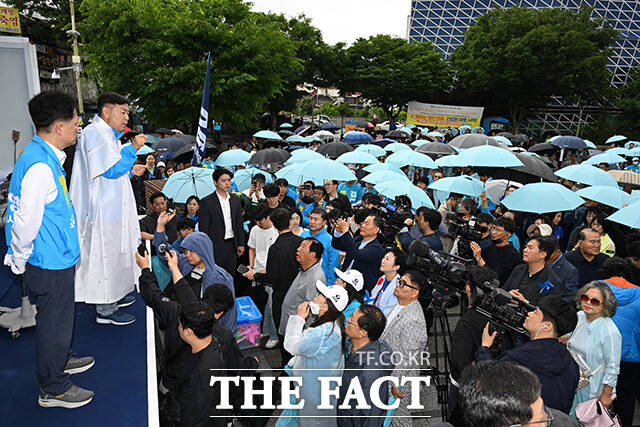 김관영 무소속 전북특별자치도지사 후보가 21일 오전 전주 완산구 풍남문 광장에서 열린 출정식에 참석해 지지를 호소하고 있다. /전주=김성렬 기자
