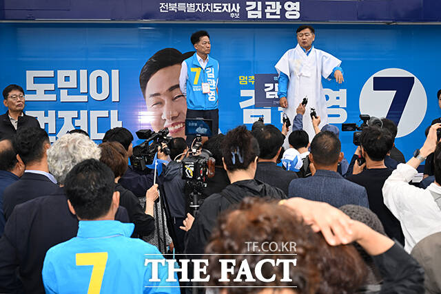 김관영 무소속 전북특별자치도지사 후보가 21일 오전 전주 완산구 풍남문 광장에서 열린 출정식에 참석해 지지를 호소하고 있다. /전주=김성렬 기자