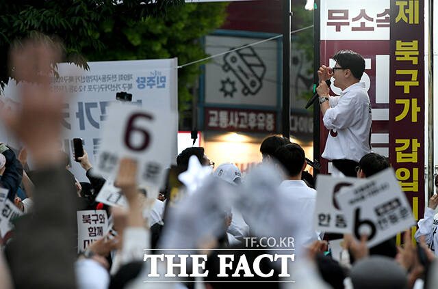 한동훈 무소속 부산 북구갑 국회의원 후보(왼쪽)가 21일 오후 부산 북구 구포시장 인근 쌈지공원에서 열린 출정식에서 아내 진은정 변호사와 함께 유권자들의 지지를 호소하고 있다. /부산=박상민 기자