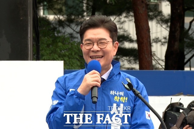 정원오 더불어민주당 서울시장 후보가 21일 오전 서울 성동구 왕십리역 광장에서 열린 출정식에 참석해 지지를 호소하던 중 지지자들을 보며 웃고 있다. /성동구=김기범 기자