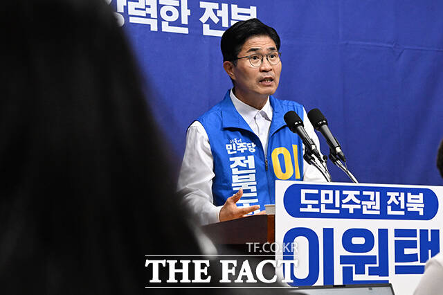 이원택 더불어민주당 전북특별자치도지사 후보가 21일 오후 전북도 전주 완산구 전북특별자치도의회에서 열린 기자회견에 참석해 공약발표를 한 뒤 취재진의 질의에 답변하고 있다. /전주=김성렬 기자