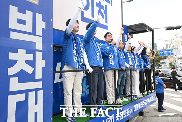 지지 호소하는 박찬대 더불어민주당 인천시장 후보(왼쪽)와 송영길 더불어민주당 연수구갑 재보궐선거 후보.