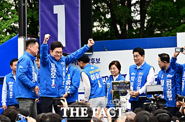 정원오 더불어민주당 서울시장 후보가 21일 오전 서울 성동구 왕십리역 광장에서 열린 집중유세에 참석해 지지를 호소하고 있다. /배정한 기자