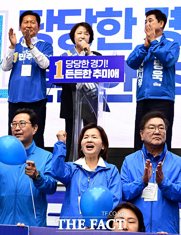 이수진 더불어민주당 의원(왼쪽)이 6.3 지방선거 공식선거운동 첫날인 21일 오전 경기 성남시 분당 서현역 앞에서 열린 추미애 후보 출정식에서 참석해 지지를 호소하고 있다. /성남=임영무 기자