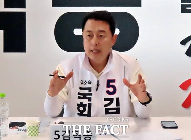 김혁종 공주·부여·청양 국회의원 무소속 후보가 21일 공주시 선거사무소에서 기자회견을 열고 공약을 발표하고 있다. /김형중 기자