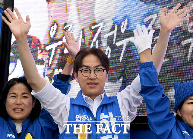 하정우 더불어민주당 부산 북구갑 국회의원 후보가 21일 오전 부산 북구 구포대교 사거리에서 출정식을 열고 발언하고 있다. /부산=박상민 기자