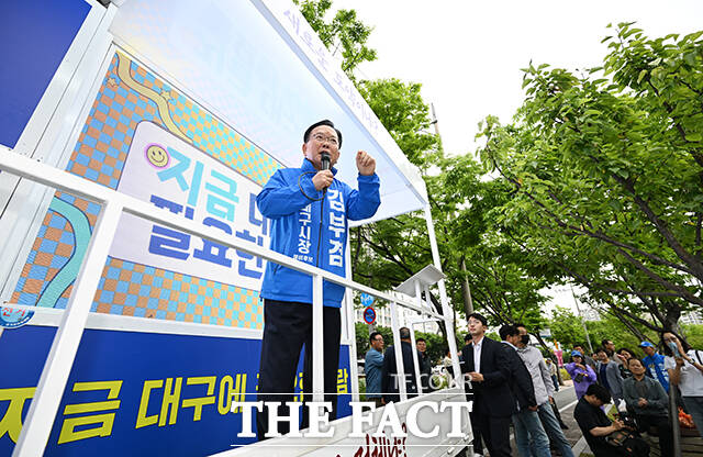 김부겸 더불어민주당 대구시장 후보가 21일 오후 대구 수성구 신매시장 앞에서 열린 집중유세에서 시민들에게 지지를 호소하고 있다. /대구=박헌우 기자