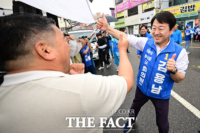 김용남 후보가 유세차에서 지지를 호소하고 있다.