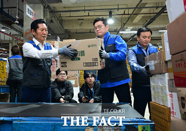 정청래 더불어민주당 대표와 정원오 서울시장 후보, 문종철 광진구청장 후보(왼쪽부터)가 제9회 전국동시지방선거 공식 선거운동 시작일인 21일 0시 서울 광진구 동서울우편집중국을 찾아 택배 물류 작업을 하고 있다. /이새롬 기자