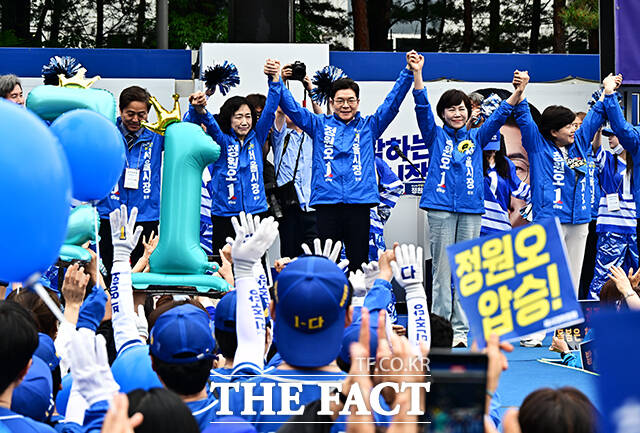 정원오 더불어민주당 서울시장 후보가 21일 오전 서울 성동구 왕십리역 광장에서 열린 집중유세에 참석해 선대위원장들과 함께 인사를 하고 있다. /배정한 기자