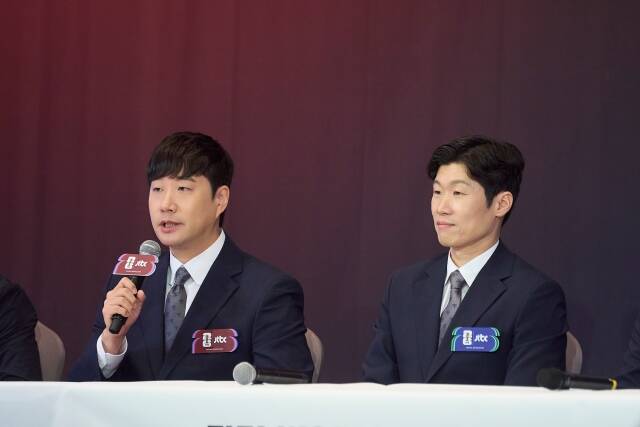 배성재(왼쪽)와 박지성이 중계 호흡을 맞추는 '2026 FIFA 북중미 월드컵'은 6월 11일 개막한다. /JTBC