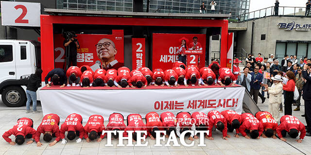 부산 전역 국민의힘 지방선거 및 재보궐선거 후보들이 시민들에게 큰절을 하고 있다.