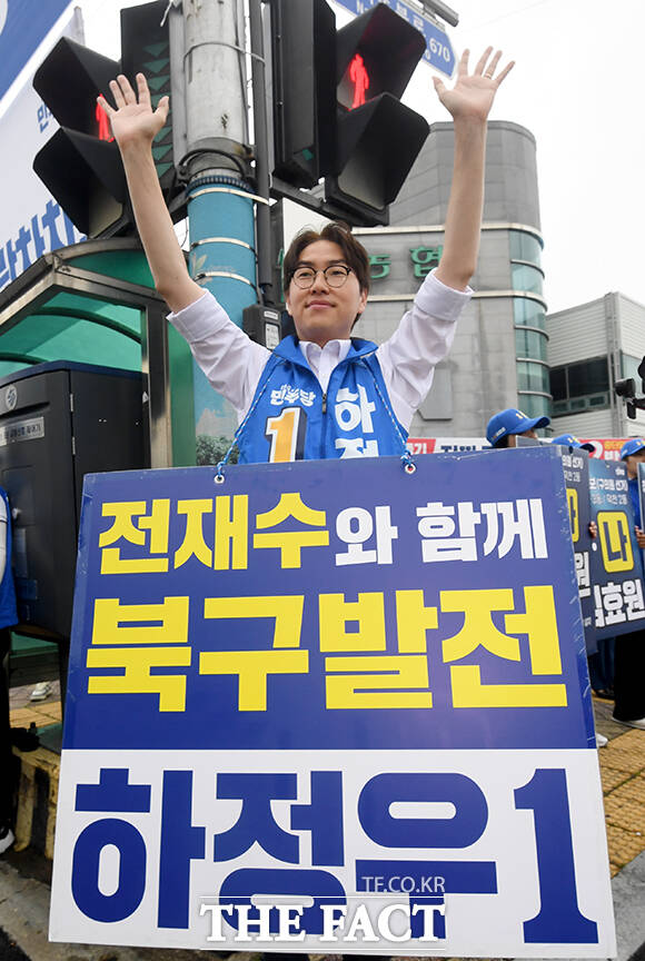 하정우 더불어민주당 부산 북구갑 국회의원 후보가 21일 오전 부산 북구 구포대교 사거리에서 출정식을 열고 발언하고 있다. /부산=박상민 기자