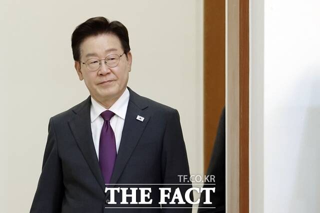 이재명 대통령이 수도권광역급행철도(GTX)-A 삼성역 공사 구간 철근 누락 사태와 관련해 관계 부처에 철저한 안전점검과 실태 파악을 주문했다. 사진은 이재명 대통령이 21일 청와대에서 열린 수석보좌관회의에 입장하고 있다. /뉴시스