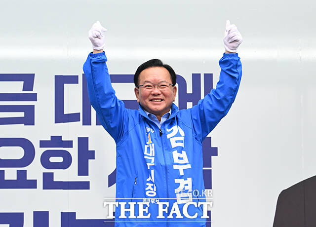 김부겸 더불어민주당 대구시장 후보가 21일 오전 대구 수성구 범어네거리에서 시민들에게 아침 인사를 하고 있다. /대구=박헌우 기자
