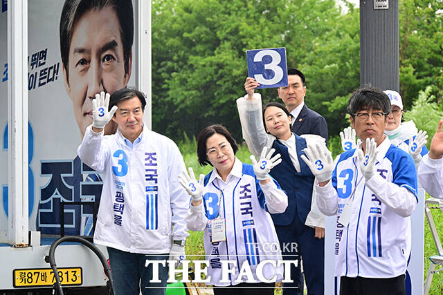 조국 조국혁신당 평택을 국회의원 재선거 후보가 21일 오전 경기 평택시 고덕면 KTX 경기남부역사 예정 부지에서 열린 공식선거운동 출정식에서 지지를 호소하고 있다. /평택=남윤호 기자