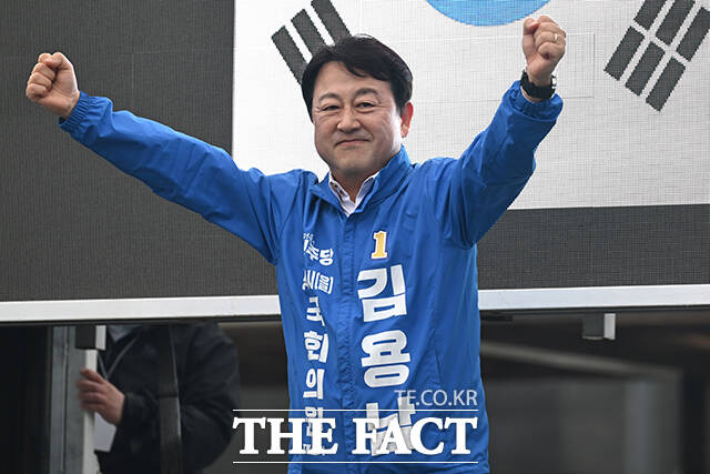 김용남 더불어민주당 평택을 국회의원 재선거 후보와 최원용 민주당 평택시장 후보를 비롯한 시·도 의원 후보들이 손을 맞잡고 인사하고 있다.