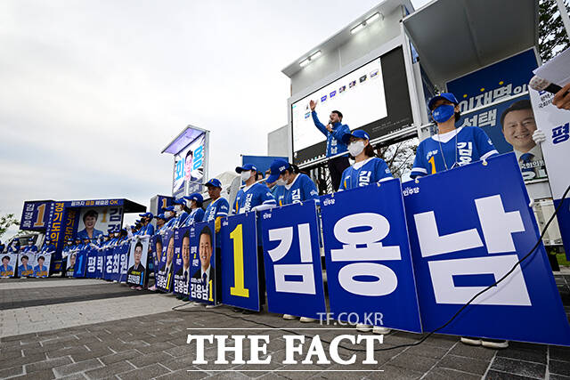 김용남 더불어민주당 평택을 국회의원 재선거 후보와 최원용 민주당 평택시장 후보를 비롯한 시·도 의원 후보들이 손을 맞잡고 인사하고 있다.